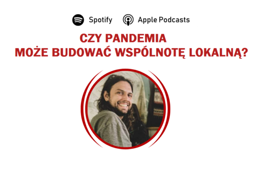 Zdjęcie Miłosza Szymańskiego, redaktora podcastu "Głos Kongresu Obywatelskiego", u góry pytanie: "Czy pandemia może budować wspólnotę lokalną?".