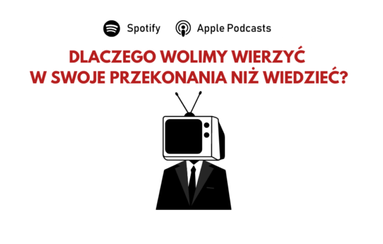 Symboliczne przedstawienie człowieka w garniturze z telewizorem zamiast głowy. U góry pytanie: "Dlaczego wolimy wierzyć w swoje przekonania niż wiedzieć?".