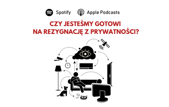 Na środku, symboliczne przedstawienie człowieka siedzącego na kanapie i wpatrującego się w smartfon. Od telefonu strzałko odchodzące do różnych urządzeń - telewizora, odkurzacza, lampy, zegara, kamery, drona, a nawet psiej obroży (symboliczne przedstawienie sterowania urządzeniami smart poprzez telefon). Nad głową człowieka symbol chmury cyfrowej. Na samej górze pytanie: "Czy jesteśmy gotowi na rezygnację z prywatności?".