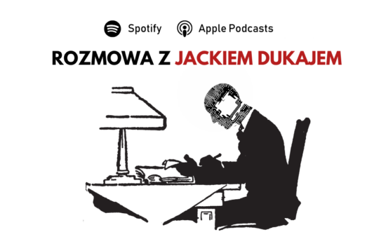 Przy biurku, siedzi mężczyzna i coś pisze. Wnętrze jego głowy to chip i układy scalone. U góry napis "Rozmowa z Jackiem Dukajem".