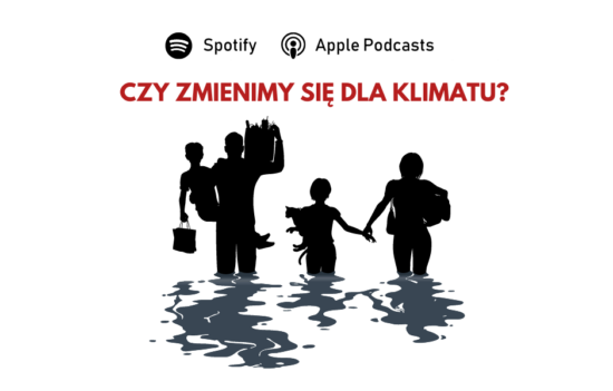 Rodzina (mężczyzna trzymający na rękach kilkuletniego chłopca i kobieta prowadząca za rękę kilkunastoletnią dziewczynkę) brodzi w wodzie powyżej kolan. W rękach trzymają swój dobytek, a dziewczynka trzyma kota. U góry pytanie: "Czy zmienimy się dla klimatu?".