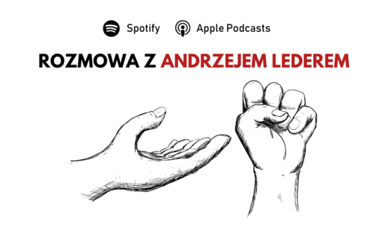 Z lewej strony otwarta dłoń, wyciągnięta w przyjaznym, zapraszającym geście, z prawej strony dłoń zaciśnięta w pięść. U góry napis "Rozmowa z Andrzejem Lederem".