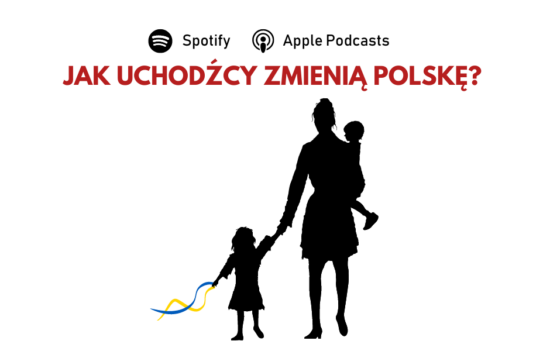 Kobieta za rękę prowadzi małą dziewczynkę trzymając na rękach drugie dziecko. Dziewczynka ma w rączce wstążkę w barwach Ukrainy. U góry pytanie "Jak uchodźcy zmienią Polskę?".