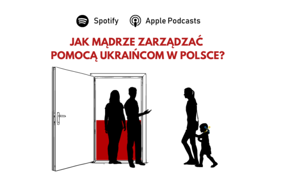 W otwartych drzwiach widoczna polska flaga. Kobieta i mężczyzna zapraszają do środka kobietę z małą dziewczynką. Dziewczynka ma we włosach wstążkę w barwach Ukrainy. U góry pytanie "Jak mądrze zarządzać pomocą uchodźcom w Polsce?".