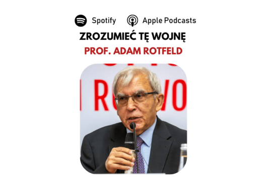 Zdjęcie prof. Adama Daniela Rotfelda, nad nim napis "zrozumieć tę wojnę".