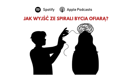 Widoczne dwie postaci, kobieta i mężczyzna. Nad głową kobiety kłębek czarnych nici (symbol traumy). Mężczyzna pociąga za koniec nici próbując rozplątać kłębek czarnych nici (pomaga wyjść z traumy). Nad postaciami pytanie: Jak wyjść ze spirali bycia ofiarą?