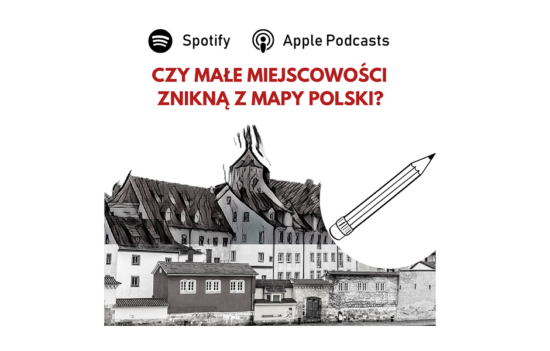 Rycina przedstawiająca typową zabudowę śródmiejską małego polskiego miasta (kilkupiętrowe kamieniczki, wieża ratusza). Obok ołówek z gumką, którą wycierana jest część obrazka. U góry pytanie "Czy małe miejscowości znikną z mapy Polski?".