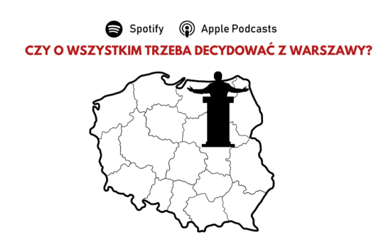 Konturowe przedstawienie Polski z podziałem na województwa. W miejscu Warszawy postać osoby wygłaszającej przemówienie z mównicy. U góry pytanie: "Czy o wszystkim trzeba decydować z Warszawy?".