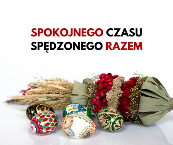 Zdjęcie palmy wielkanocnej i pisanek. U góry życzenia "Spokojnego czasu spędzonego razem".