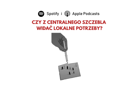 Dłoń trzymająca ołówek, szkicująca prostokątną przestrzeń, w której znajduje się grupa ludzi. U góry napis "Czy z centralnego szczebla widać lokalne potrzeby?".