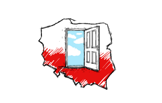 Konturowe wyobrażenie mapy Polski w narodowych barwach, na środku otwarte na oścież drzwi za którymi widać błękitne niebo i niewielkie chmury.